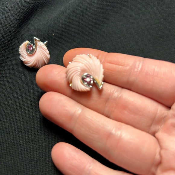 VTG Signed Beautiful Pink Plastic and Silver Metal screw back earrings. Lisner. - Picture 3 of 7